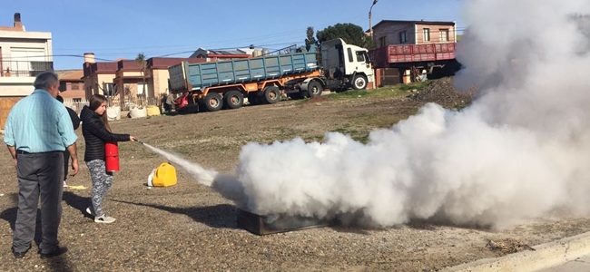 mujer apagando incencio