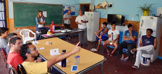 perosnas en el pizarron explicando