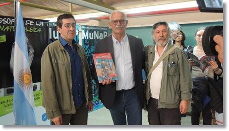 tres personas de pie