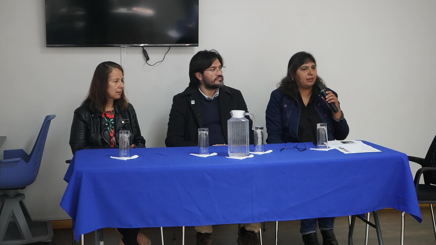 Imagen de la presentaci&oacute;n del Seminario a cargo de la Dra. Patricia Carrasco, el Rector de la Universidad de Ays&eacute;n Enrique Urra Coloma y la Dra. Br&iacute;gida Baeza