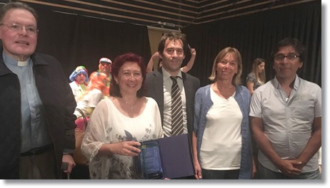 cinco-personas-de-pie