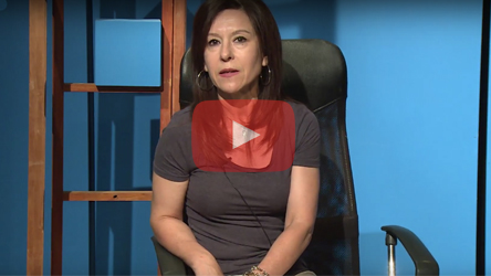 secretaria-academica-susana-alvarez-sentada-hablando-a-camara
